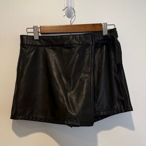 American Eagle Black Women's Faux Leather Skort - Size 0